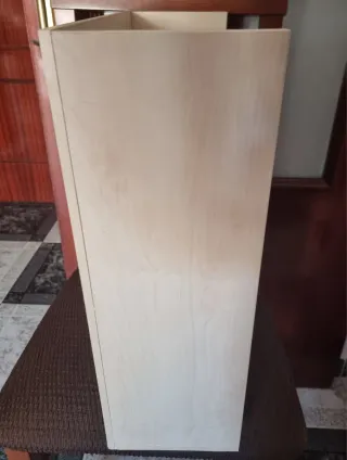 Estantería de madera beige
