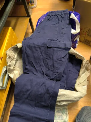 Pantalones de trabajo azul, camisetas y chaquetas