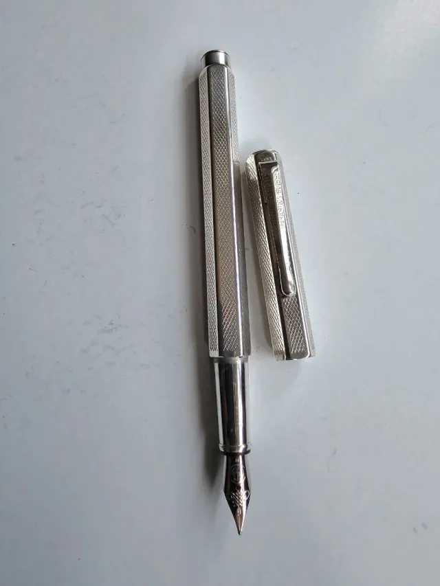 Pluma Estilográfica Caran d'Ache Plata.