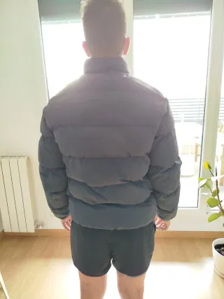 Cazadora acolchada gris básica