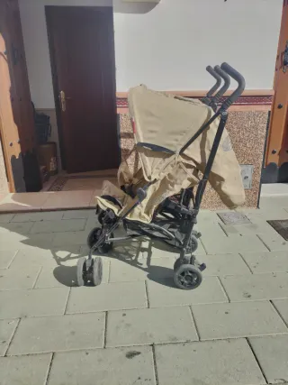 Carrito de bebé gemelar y otro