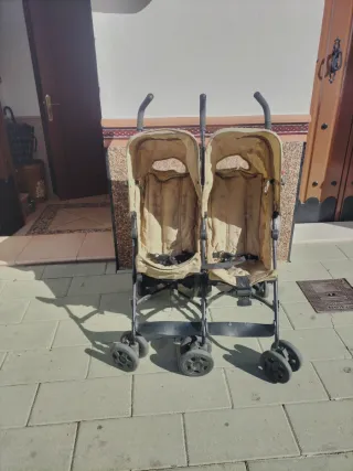 Carrito de bebé gemelar y otro