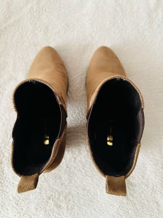 Botines camel de tacón ancho con detalles de ojale