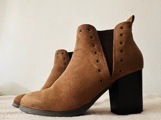 Botines camel de tacón ancho con detalles de ojale
