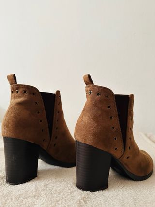 Botines camel de tacón ancho con detalles de ojale