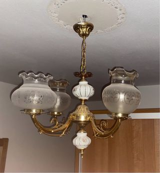 Lámpara de techo dorada y blanca