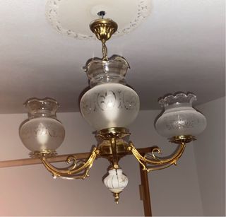 Lámpara de techo dorada y blanca