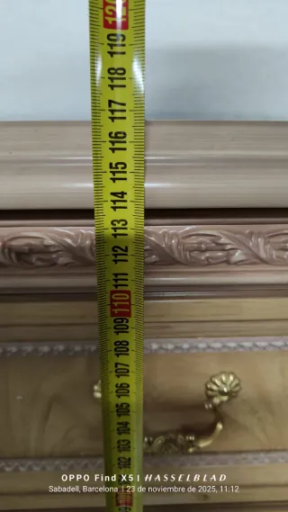 Cómoda de madera con tiradores dorados