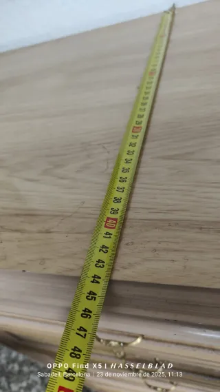 Cómoda de madera con tiradores dorados