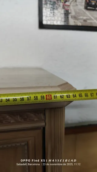 Cómoda de madera con tiradores dorados