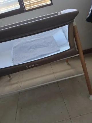 Minicuna JANE Woods prácticamente nueva.