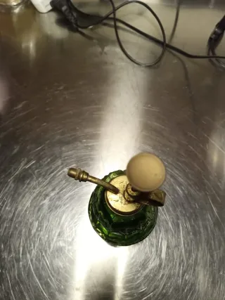 Spruzzino per piante o atomizzatore per profumo.