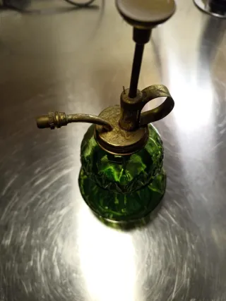 Spruzzino per piante o atomizzatore per profumo.