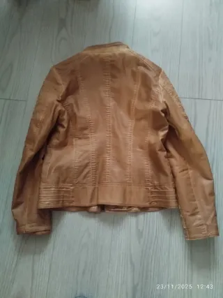 Chaqueta efecto piel marrón