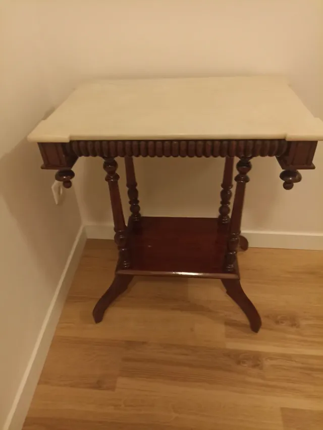 Mesa Alfonsina nogal y mármol