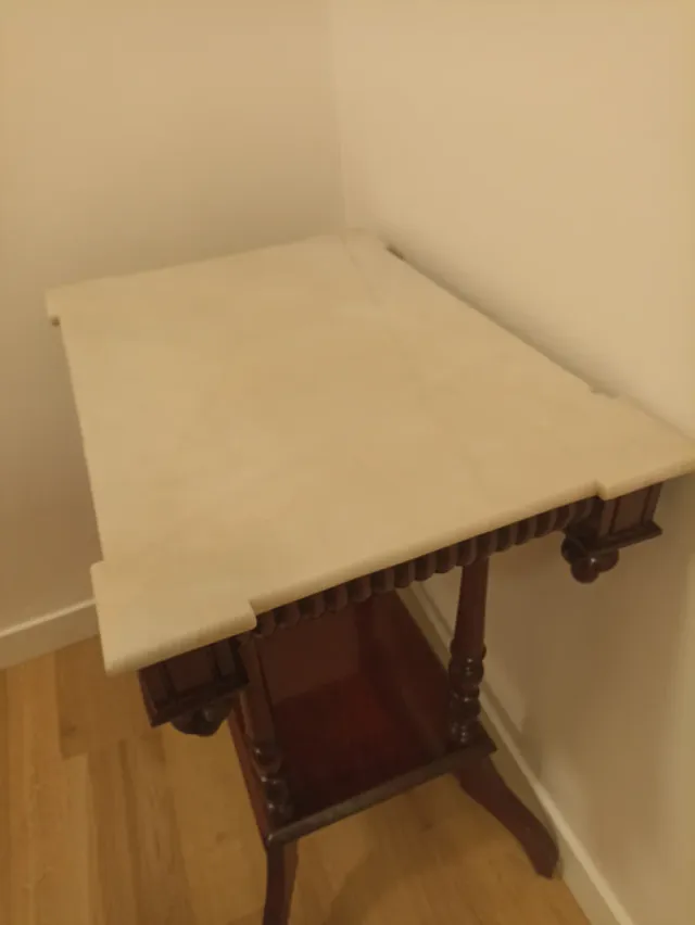 Mesa Alfonsina nogal y mármol