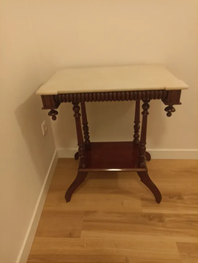 Mesa Alfonsina nogal y mármol