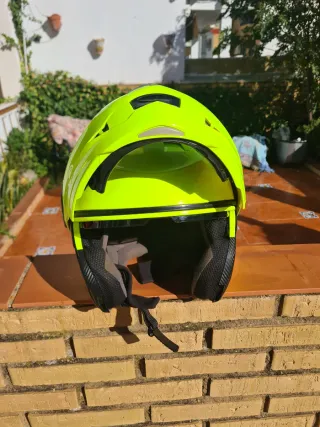 Casco de moto fluorescente