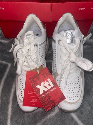 Zapatos Xti Mujer Blancos y Plateados