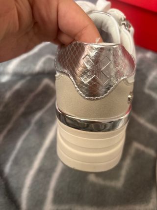 Zapatos Xti Mujer Blancos y Plateados