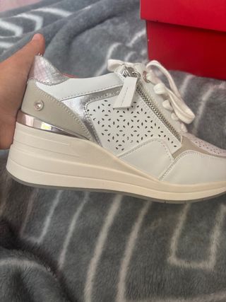 Zapatos Xti Mujer Blancos y Plateados
