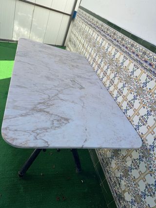 Mesa de jardín de mármol y metal