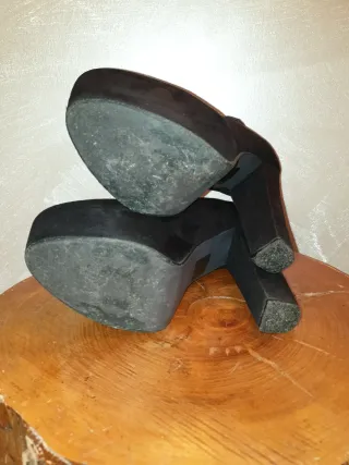 Tacchi neri in camoscio