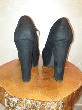 Tacchi neri in camoscio