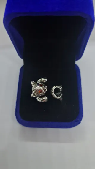 Anillo Gato con Circonitas Rojas Plata de Ley 925