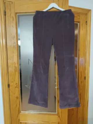 Pantalón pana morado acampanado