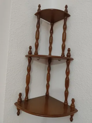 Estantería esquinera de madera