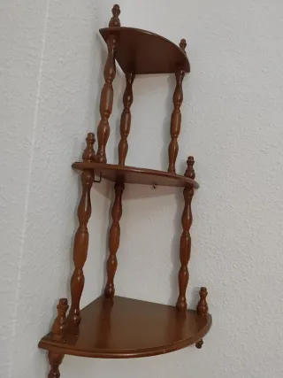 Estantería esquinera de madera