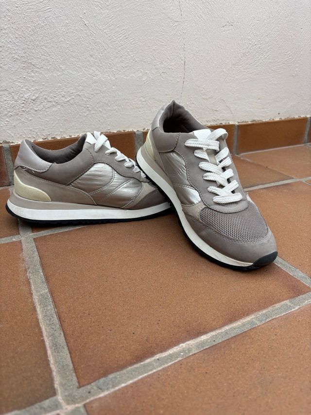 Zapatillas Parfois Beige y Plateadas