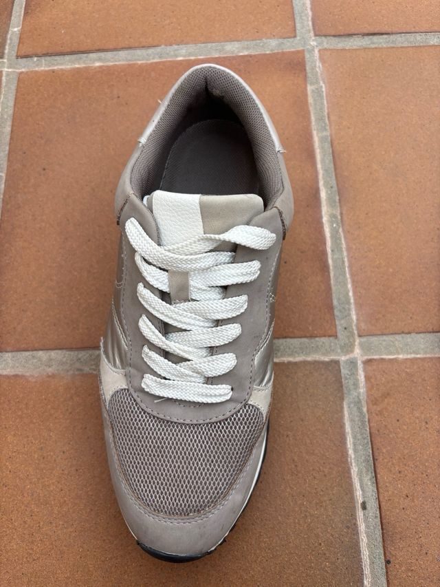 Zapatillas Parfois Beige y Plateadas