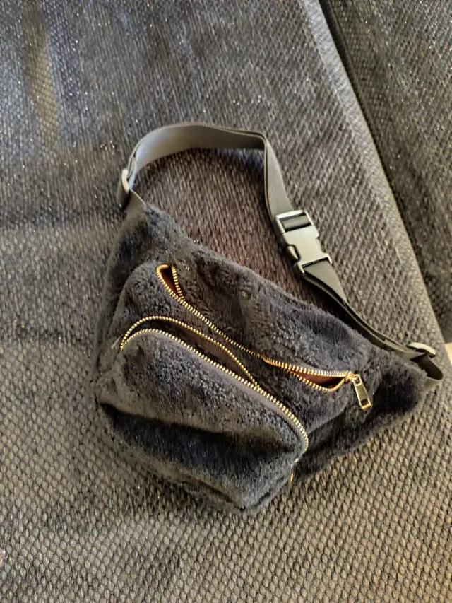 Riñonera peluda negra con cremalleras doradas