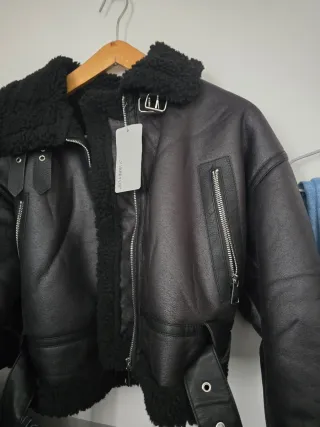 Giacchetto corto nero con pelliccia