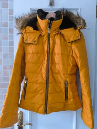 Anorak Zara amarillo mostaza con capucha