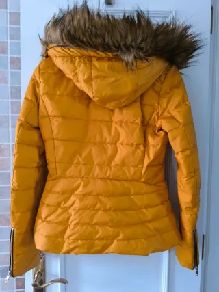 Anorak Zara amarillo mostaza con capucha