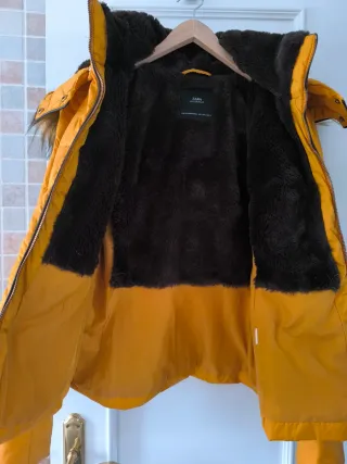 Anorak Zara amarillo mostaza con capucha