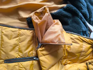 Anorak Zara amarillo mostaza con capucha