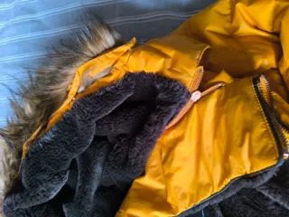 Anorak Zara amarillo mostaza con capucha