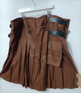 Falda marrón con bolsillos y correas ajustables