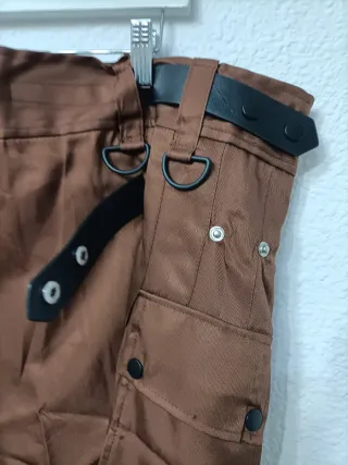 Falda marrón con bolsillos y correas ajustables