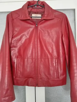 Cazadora de piel roja.