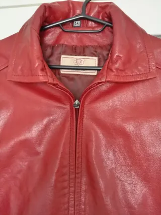 Cazadora de piel roja.