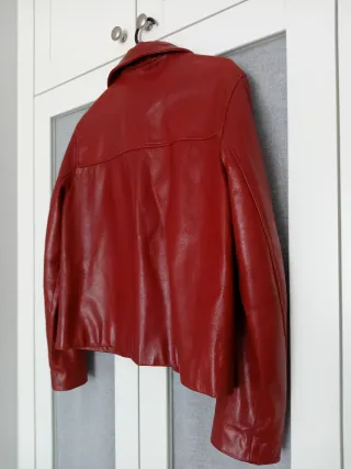 Cazadora de piel roja.