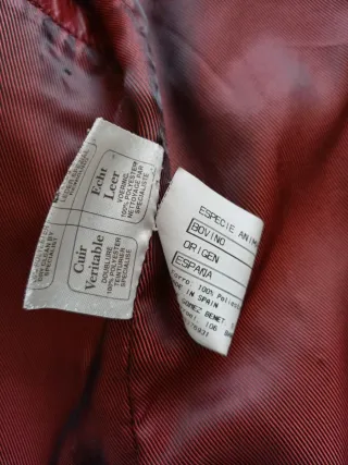 Cazadora de piel roja.