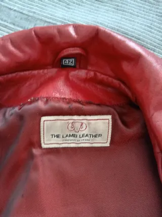 Cazadora de piel roja.