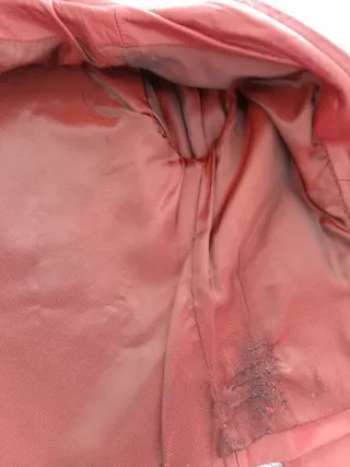 Cazadora de piel roja.