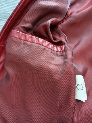 Cazadora de piel roja.